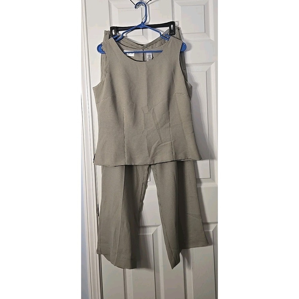 Villager By Liz Claiborne 2 Piece Sleeveless Top And Pants Size 14 Tan & Black